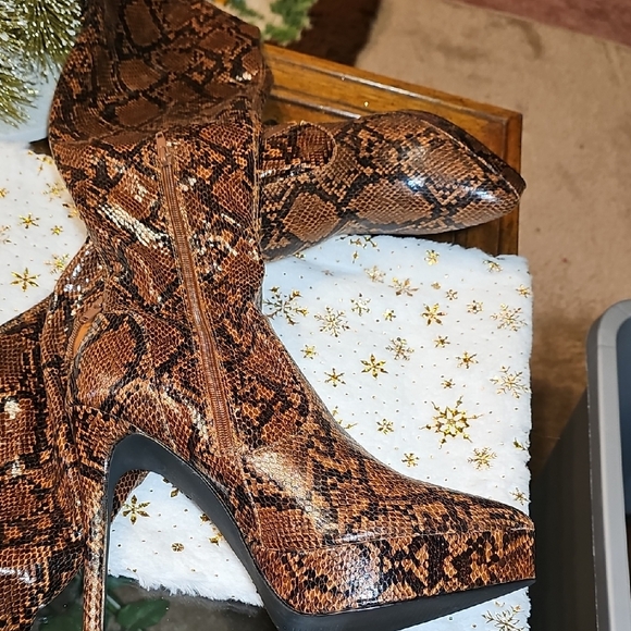 Chic Snakeskin Over the Knee Boots - Picture 3 of 11